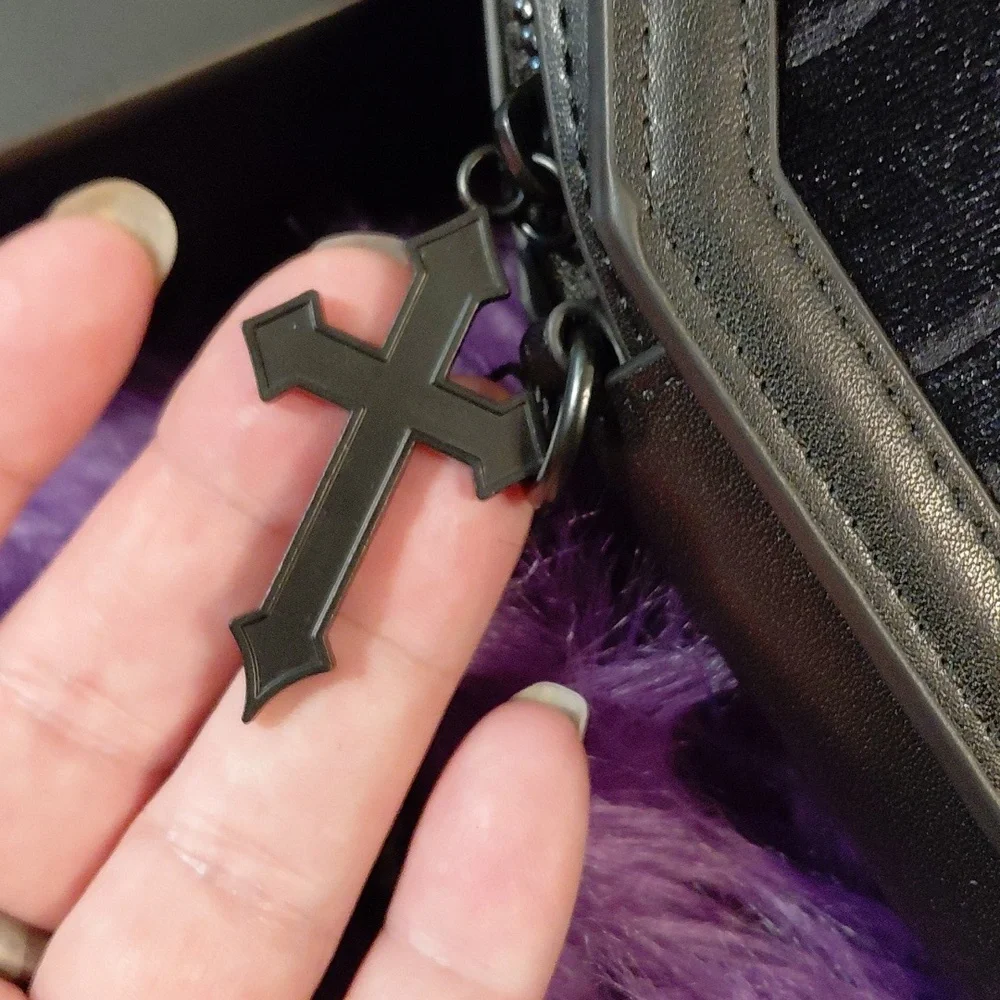 KILLSTAR VAMPIRES KILL COFFIN WALLET BLACK ZIP ROUND CLOSURE CROSS PULL CHARM - Picture 4 of 14